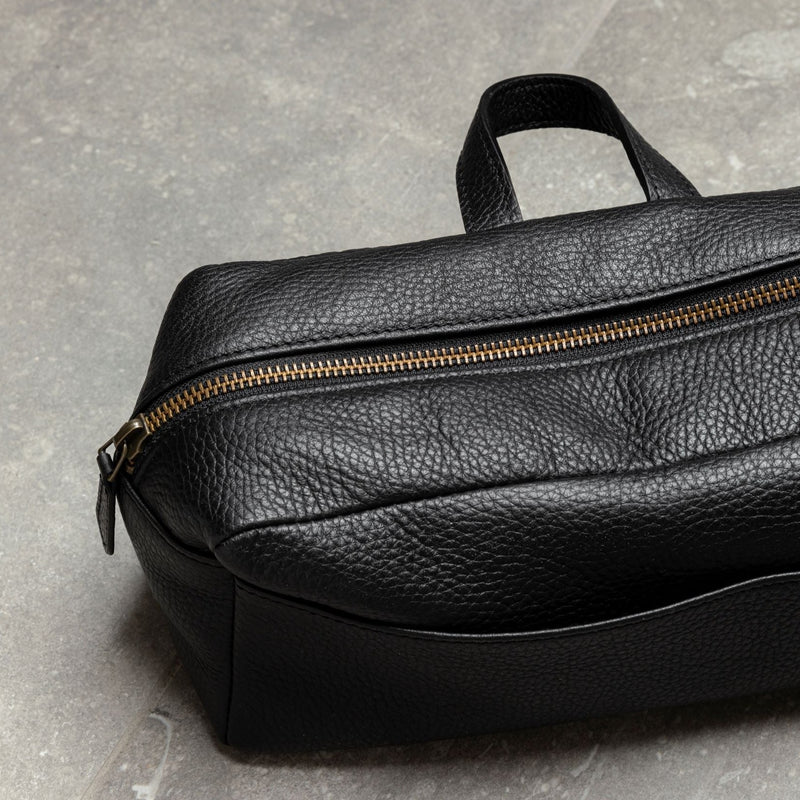 The Washbag: Surplus leather - Black - One Size