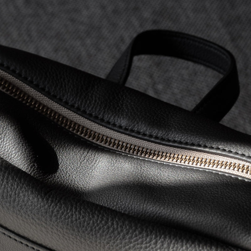 The Washbag: Surplus leather - Black - One Size