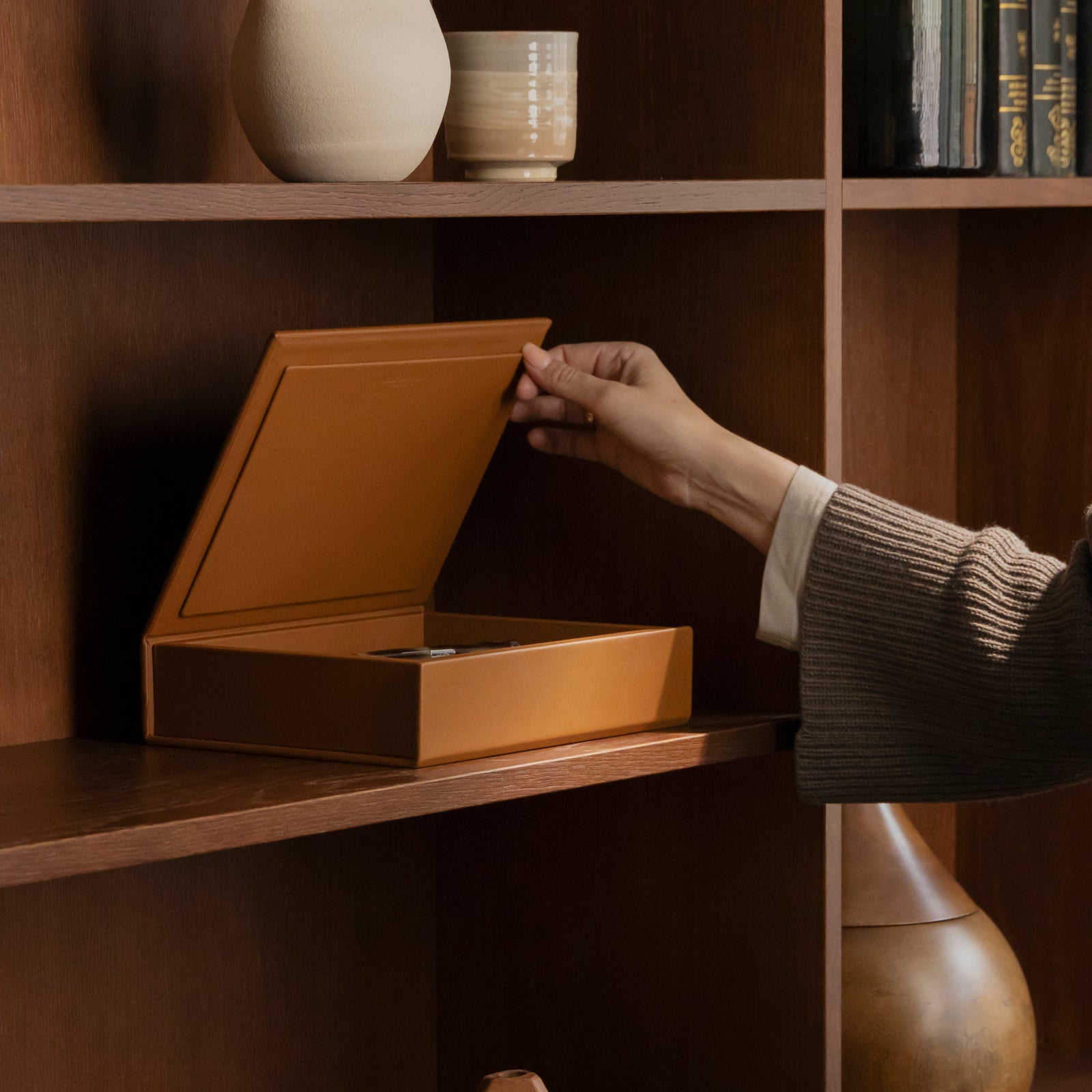 The Box: Leather - Cognac - Medium | August Sandgren