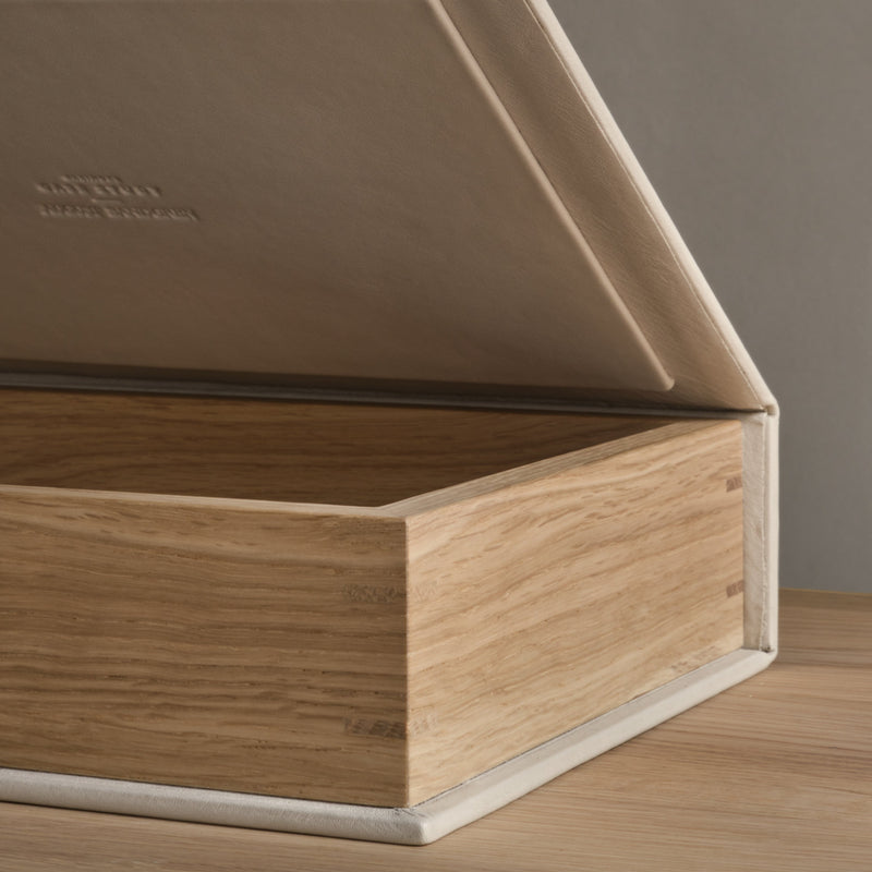 The N-BB01 Bookbox: Oak and leather - Pure - Medium