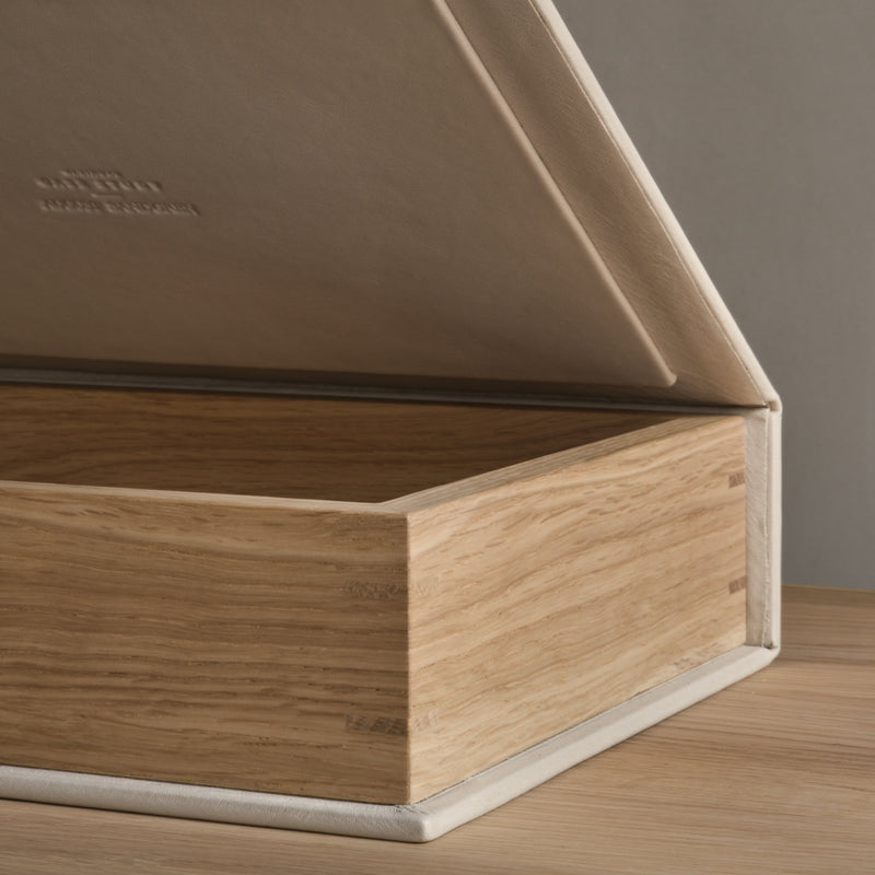 The N-BB01 Bookbox: Oak and leather - Pure - Large